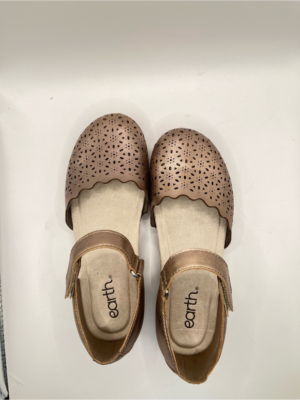 Earth New Women's 6.5 Leather Perforated Mary Jane Flats - Picture 4 of 7